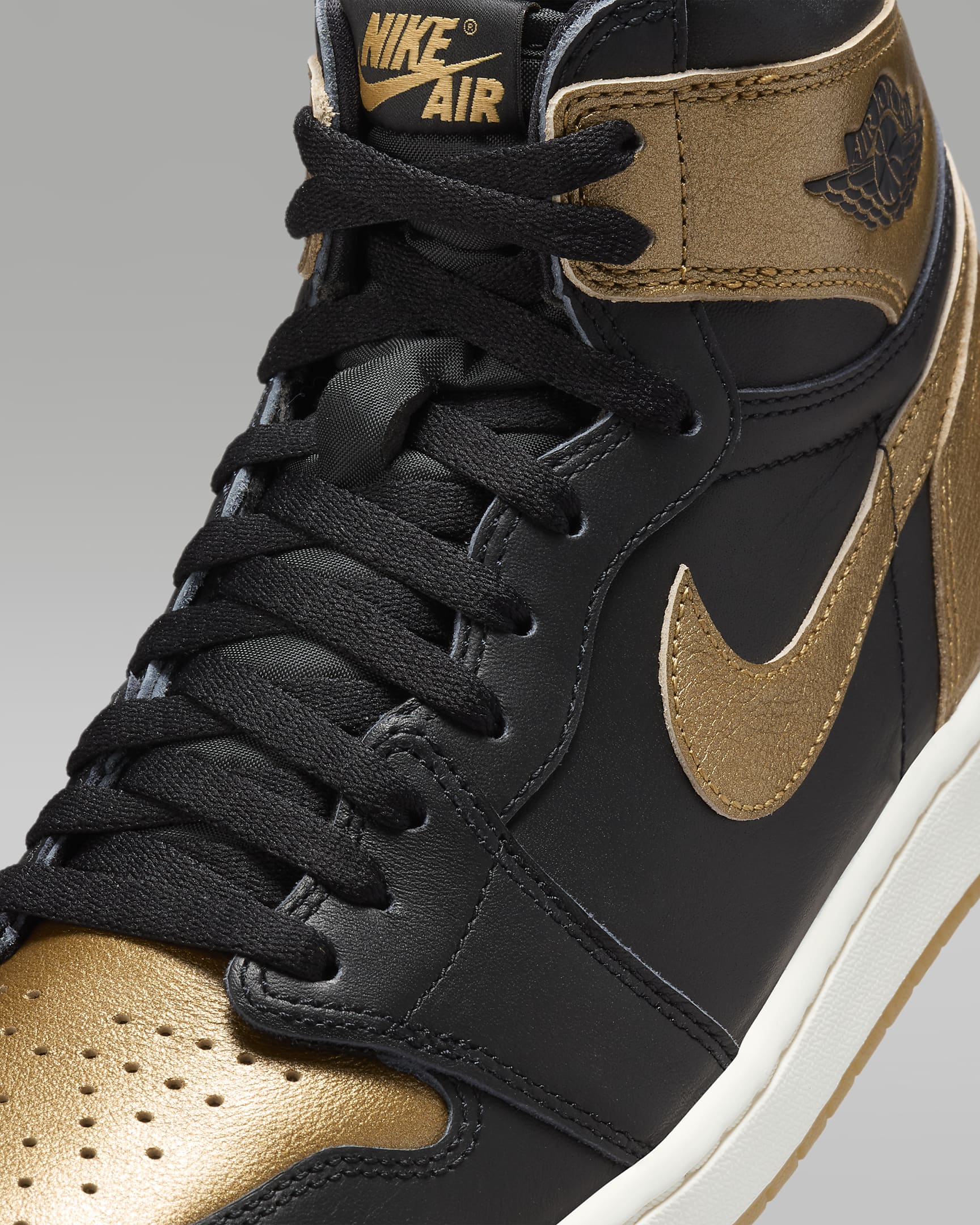 Air Jordan 1 Retro High OG "Black and Gold"