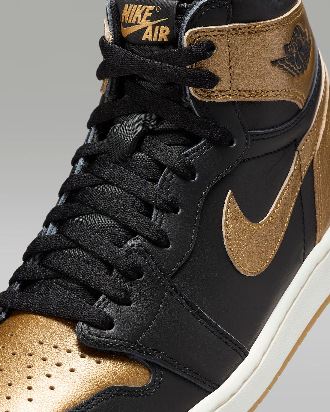 Air Jordan 1 Retro High OG "Black and Gold"