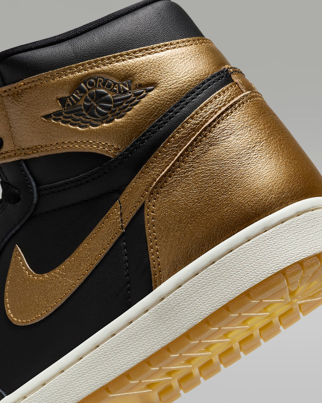 Air Jordan 1 Retro High OG "Black and Gold"