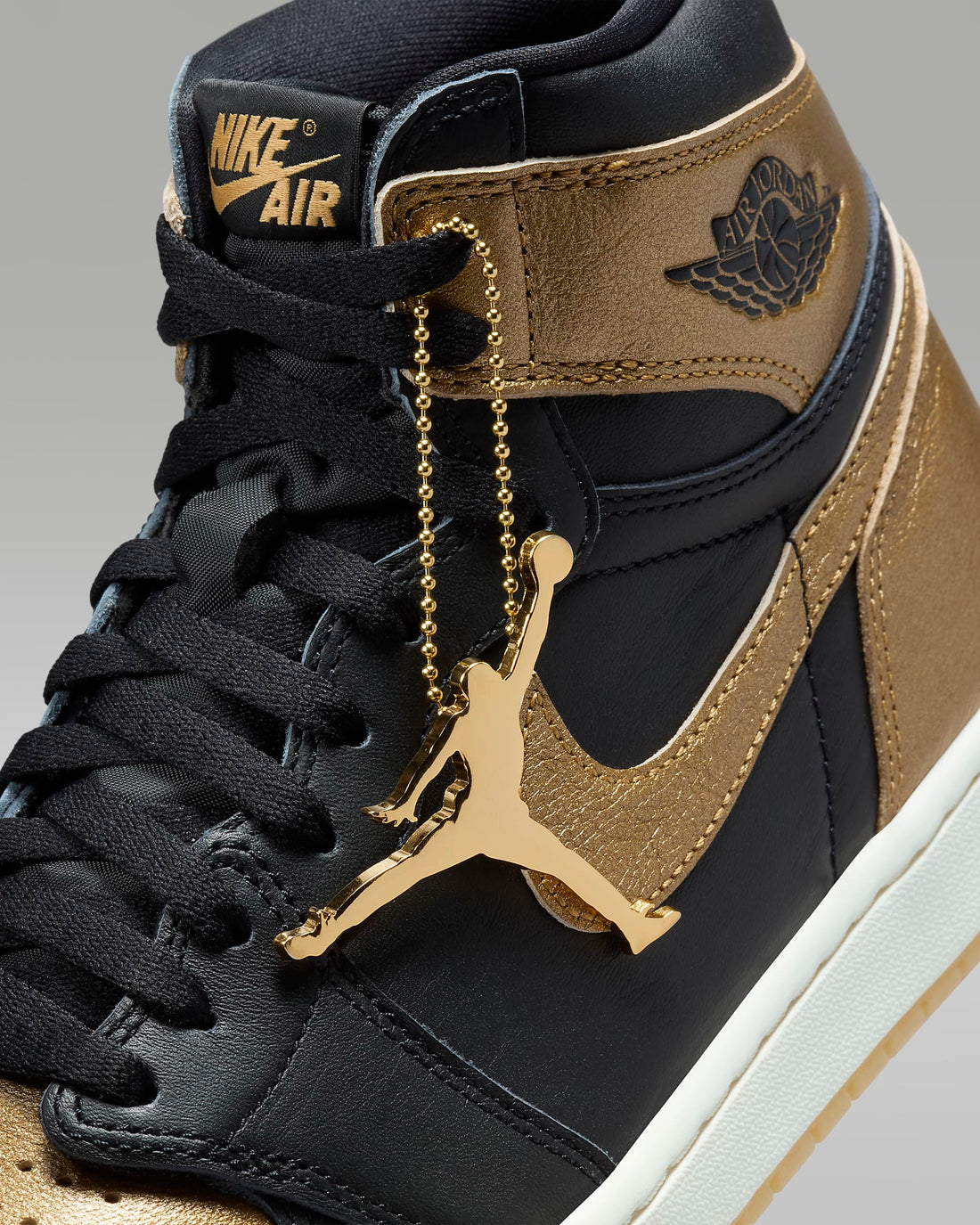 Air Jordan 1 Retro High OG "Black and Gold"